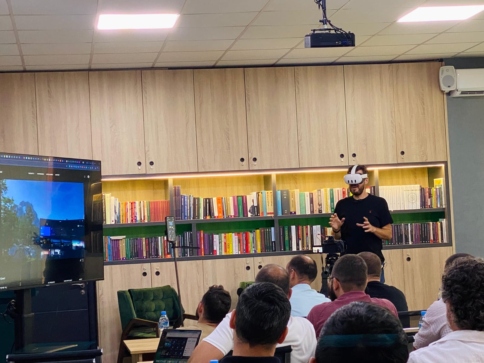 Folësi duke prezantuar me pajisje të realitetit virtual para pjesëmarrësve