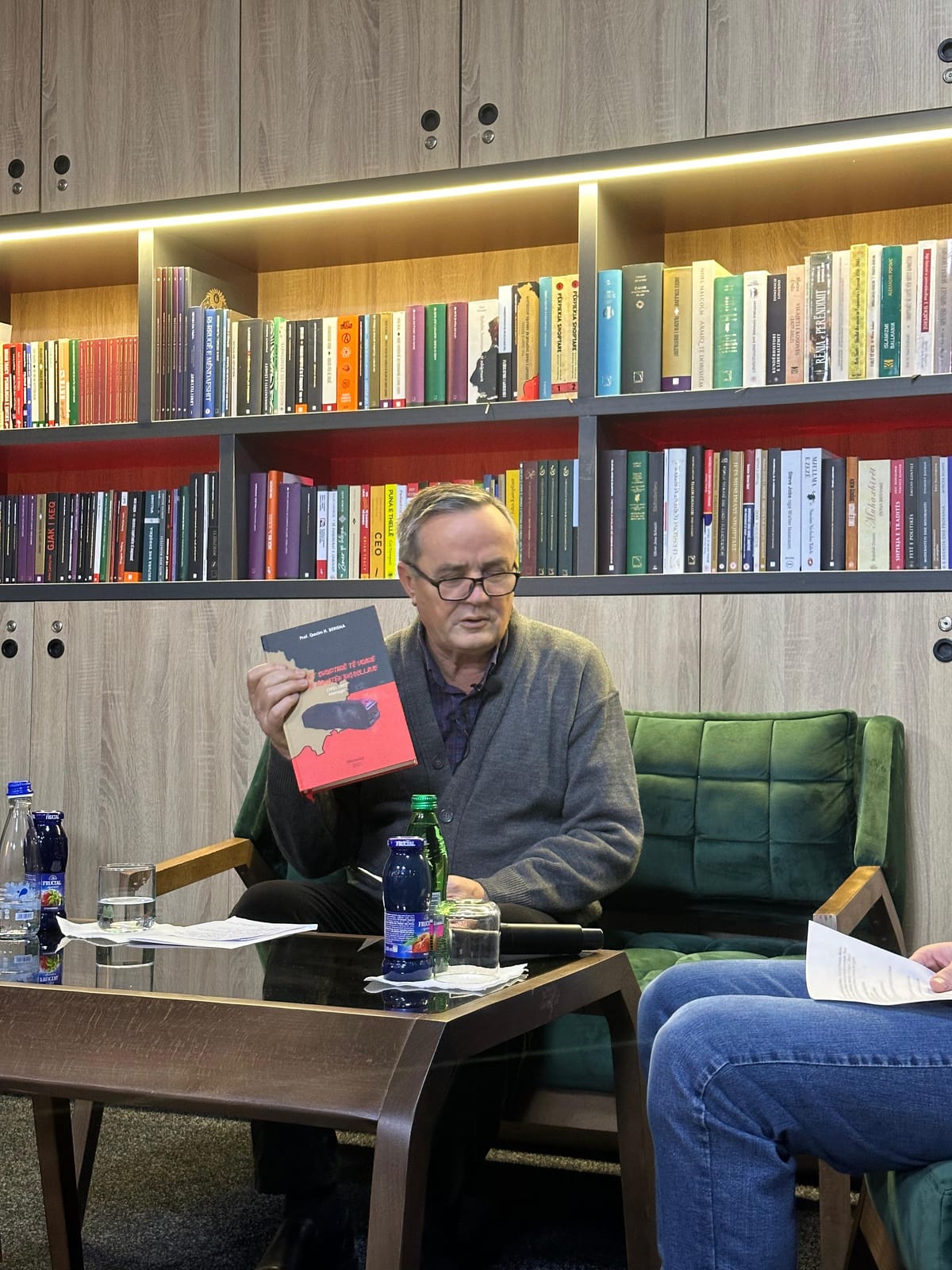 Folësi duke mbajtur librin në dorë gjatë një Book Talk
